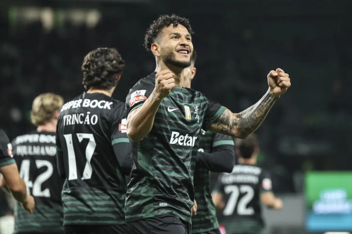 Luis Suárez apontou dois tentos na goleada dos leões ao Estrela