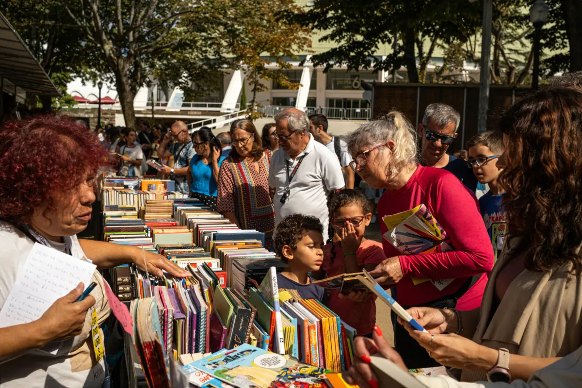 Feira do Livro do Porto está a atrair muita juventude aos jardins do Palácio de Cristal