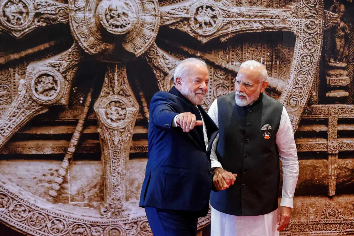 O presidente brasileiro, Luiz Inácio Lula da Silva, com o primeiro-ministro indiano, Narendra Modi