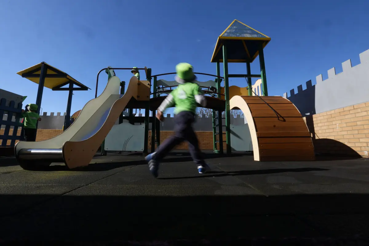 Um menino de três anos saiu sozinho de uma creche situada no centro de Braga e foi encontrado na rua por populares, que o entregaram à instituição