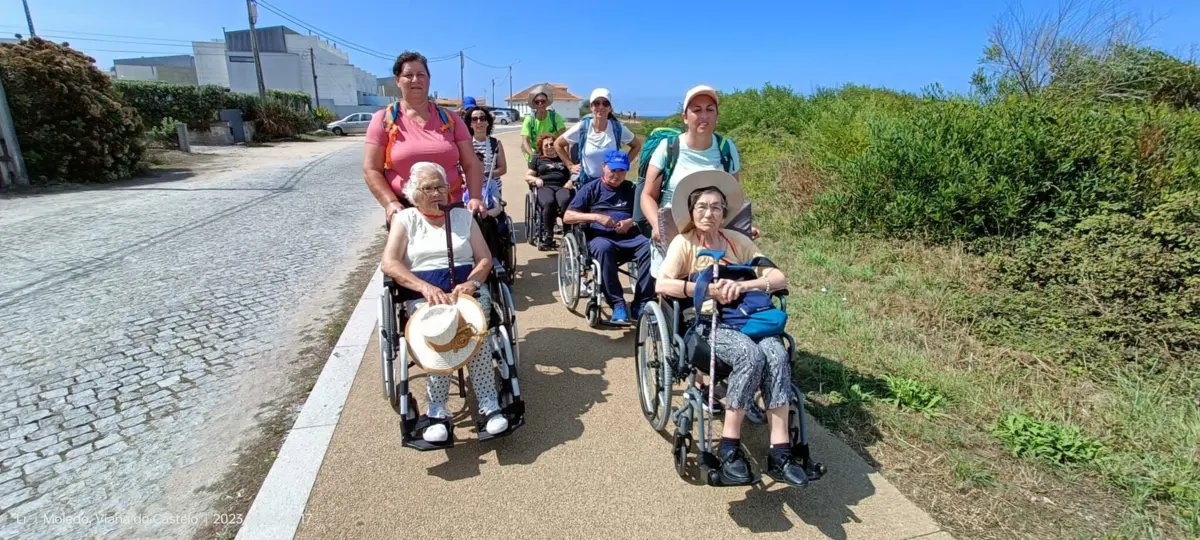 Os sete idosos com os cuidadores aquando da passagem por Moledo no caminho para Santiago de Compostela