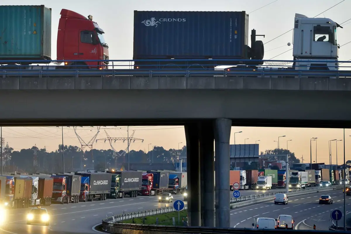 Pesados com destino a Itália ou Alemanha desviavam-se do trajeto normal para recolher fardos de haxixe em Espanha