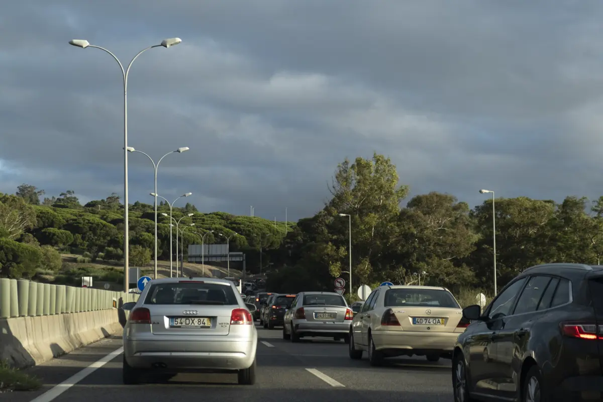Acidente envolveu um ligeiro de mercadorias e um ligeiro de passageiros