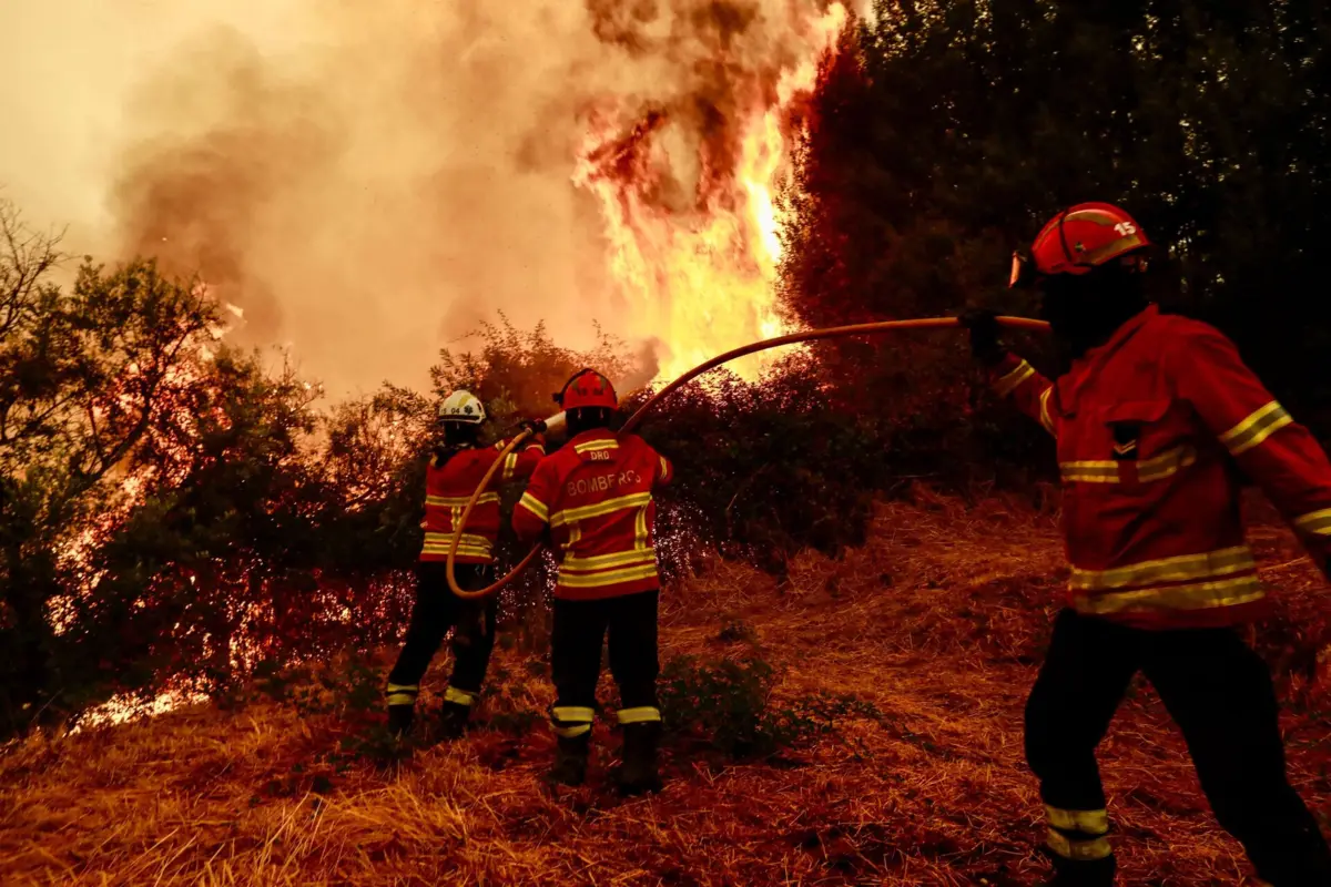 epa12308543 Firefighters battle the flames during a forest fire that began five days ago near Aldeia de Piodao, in Arganil, and spread to Silvares, in Fundao, Portugal, 18 August 2025. Forest fires have burned in Portugal 185.753 hectares to date, causing two deaths, including a firefighter, and several injuries, most of them minor, and completely or partially destroyed primary and secondary residences, as well as farms, livestock operations, and forest areas. EPA/MIGUEL PEREIRA DA SILVA