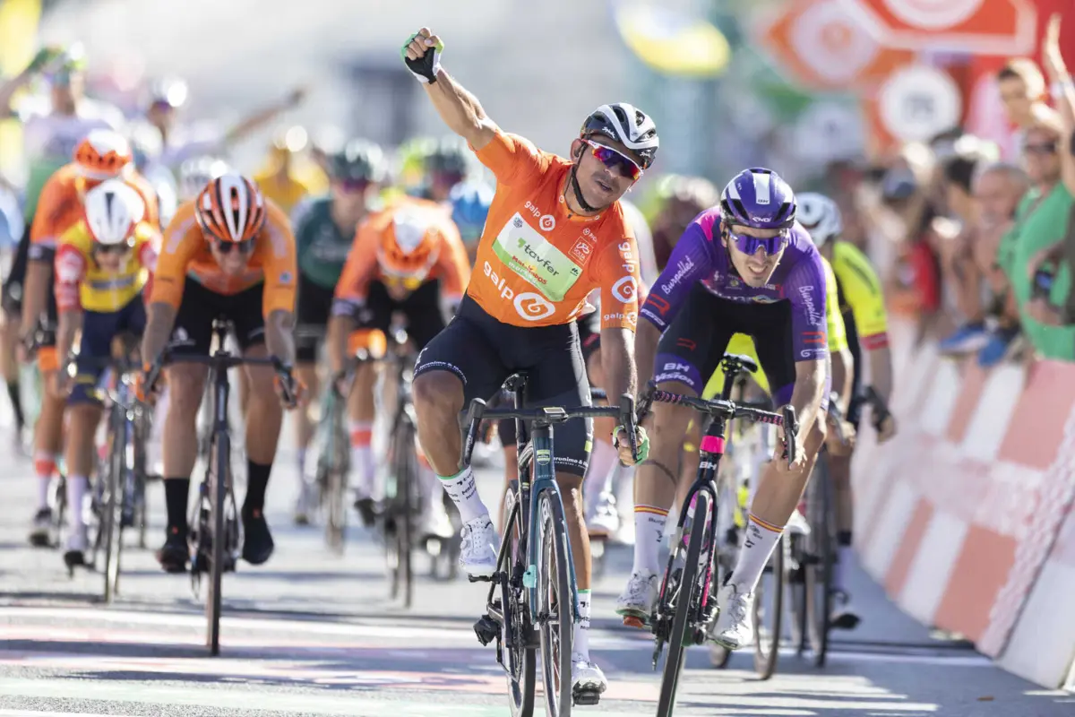 Leangel Linarez voltou a ser explosivo no sprint, batendo Miguel Ángel Fernández (Burgos)