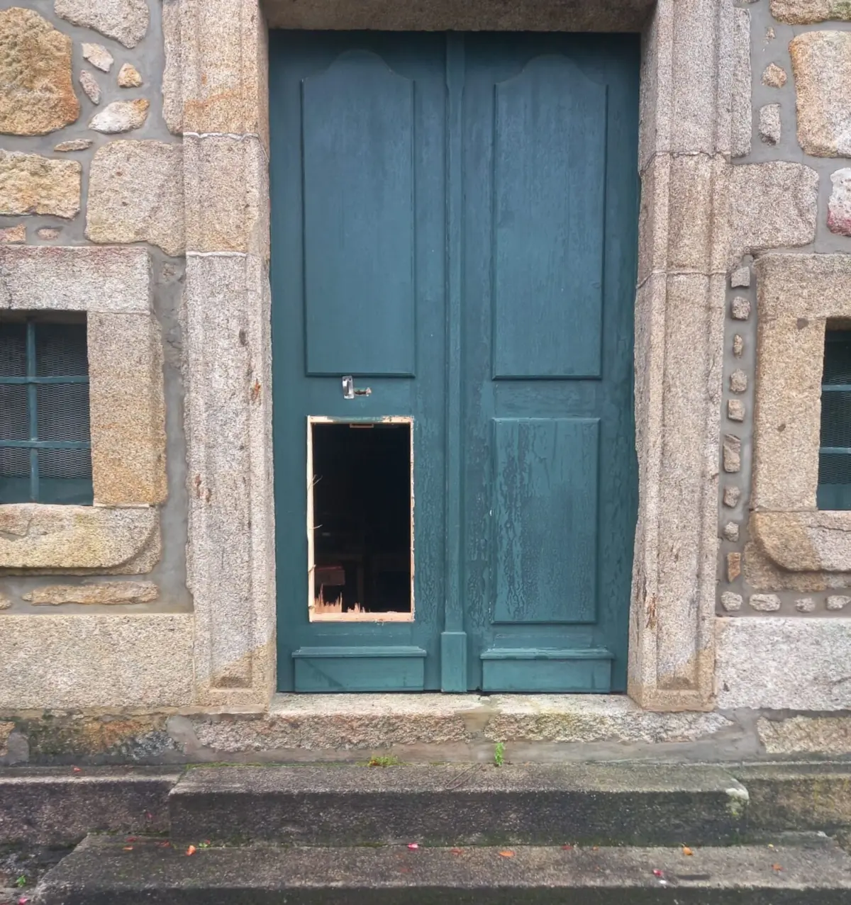 Em causa está uma tentativa de assalto à Capela da Senhora da Graça, situada na rua Costa e Silva, em Lanhelas