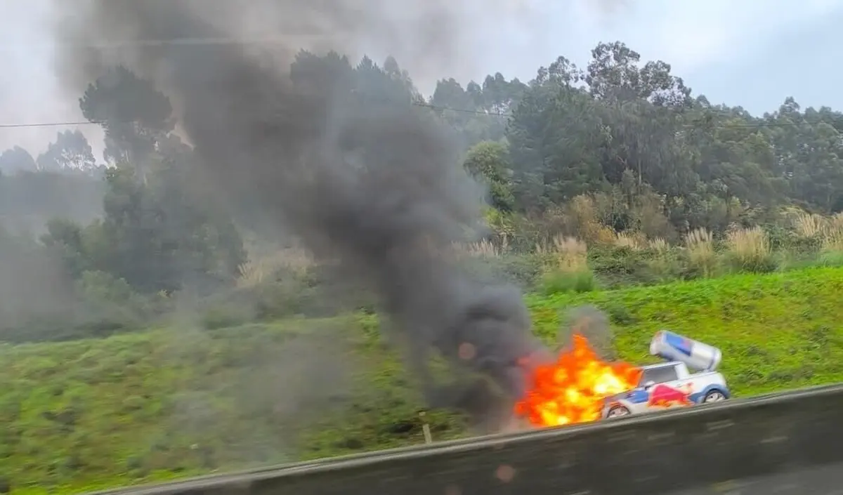 O automóvel ardeu no sentido Porto-Braga (Sul/Norte) da A3, em Águas Santas