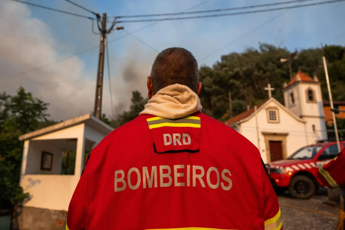 Uma das frentes do incêndio de Arganil, que eclodiu na freguesia do Piódão, avançou na quarta-feira para Oliveira do Hospital
