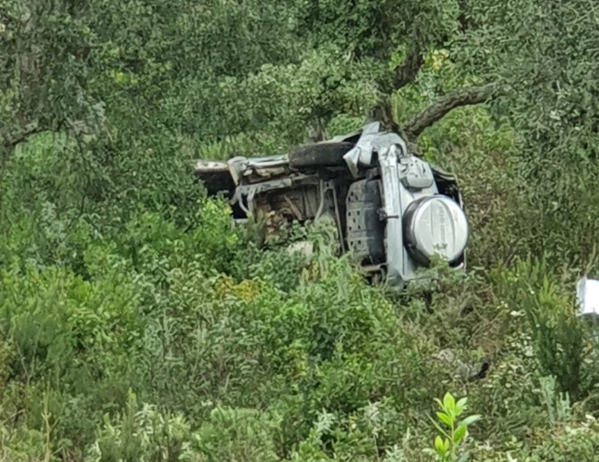 Para o local, foram mobilizados 14 operacionais e cinco viaturas dos Bombeiros Voluntários de São Bartolomeu de Messines, do INEM e da GNR