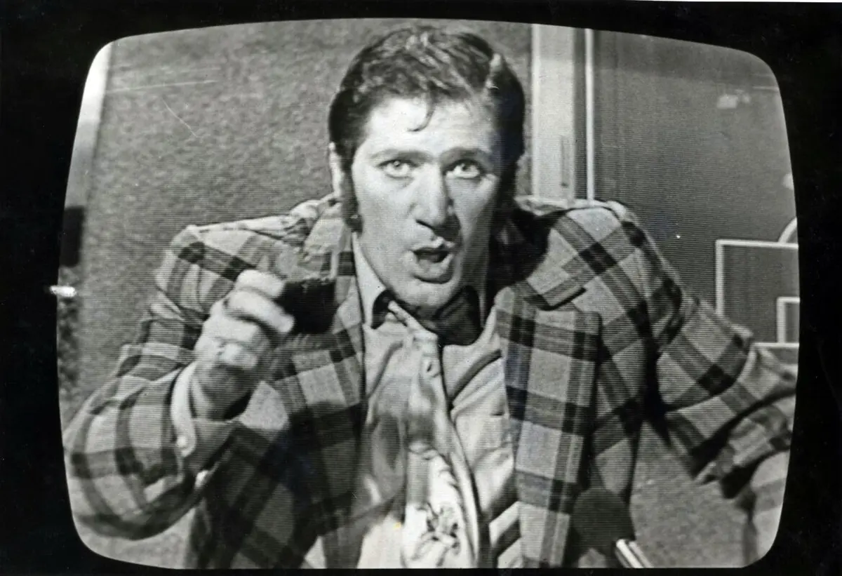 José Esteves, comentarista heteróclito e etílico criado por Herman José nos anos 1980