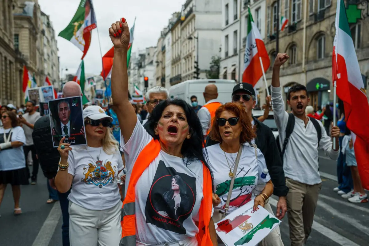 Protesto em Paris em defesa das mulheres no Irão e para assinalar um ano da morte de Mahsa Amini