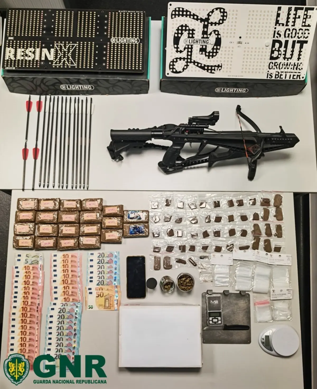 GNR apreendeu droga, uma besta e dinheiro, na Lourinhã