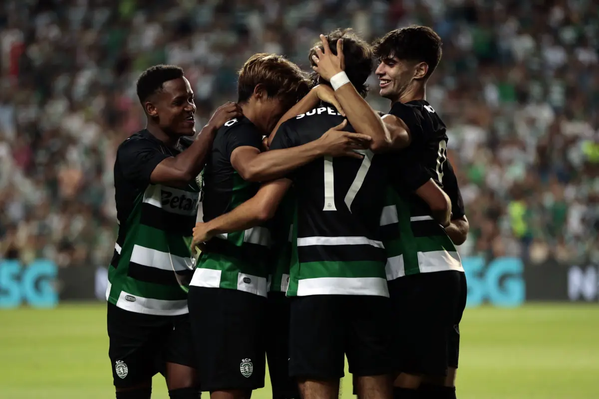 Trincão fez o segundo golo, logo no recomeço, e foi engolido pelos colegas nos festejos