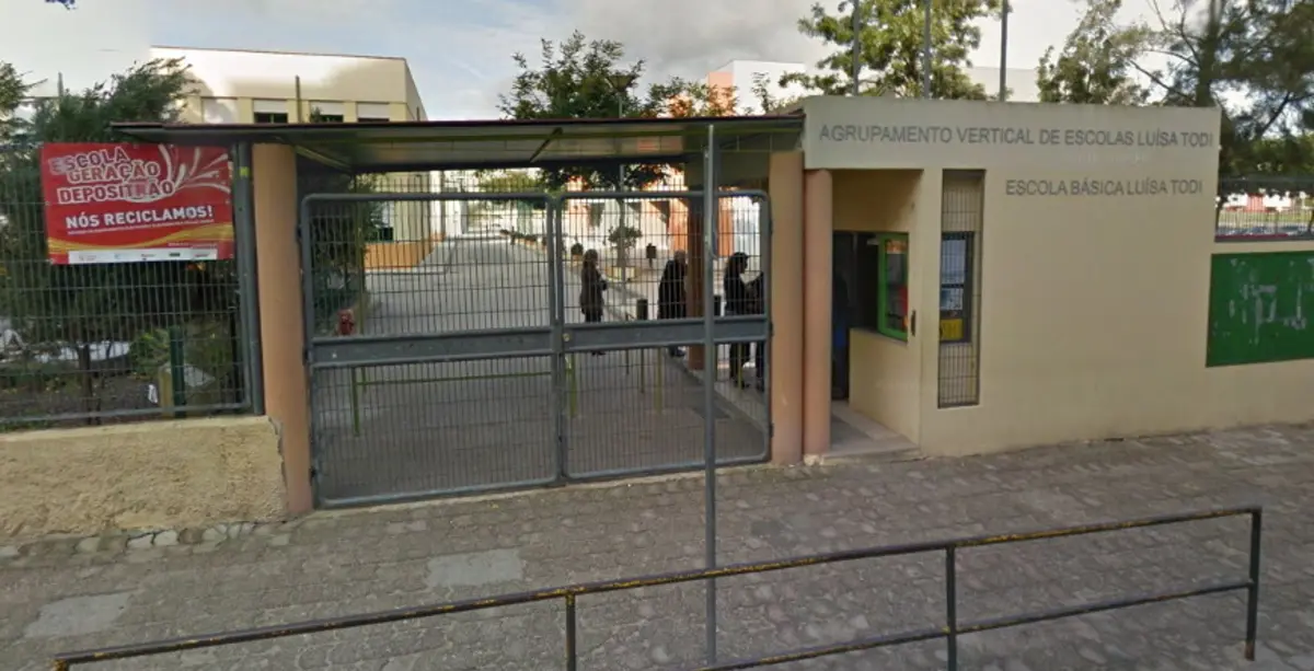 As agressões ocorreram à porta da Escola Básica 2/3 Luísa Todi