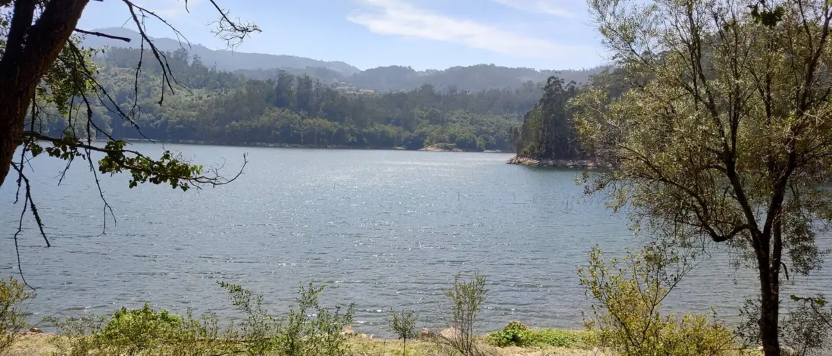 Vista da albufeira da barragem de Ribeiradio a partir da aldeia de Amiais