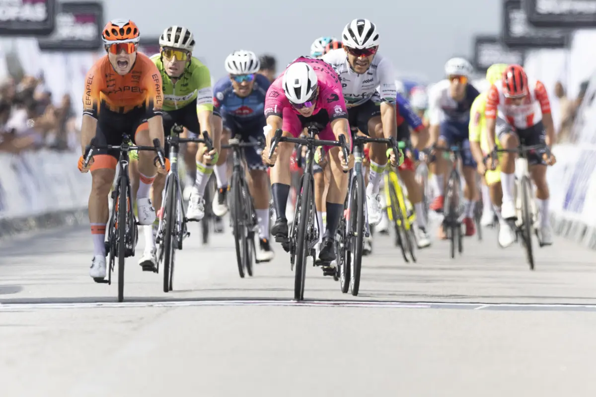 O pelotão andou muito tempo compacto