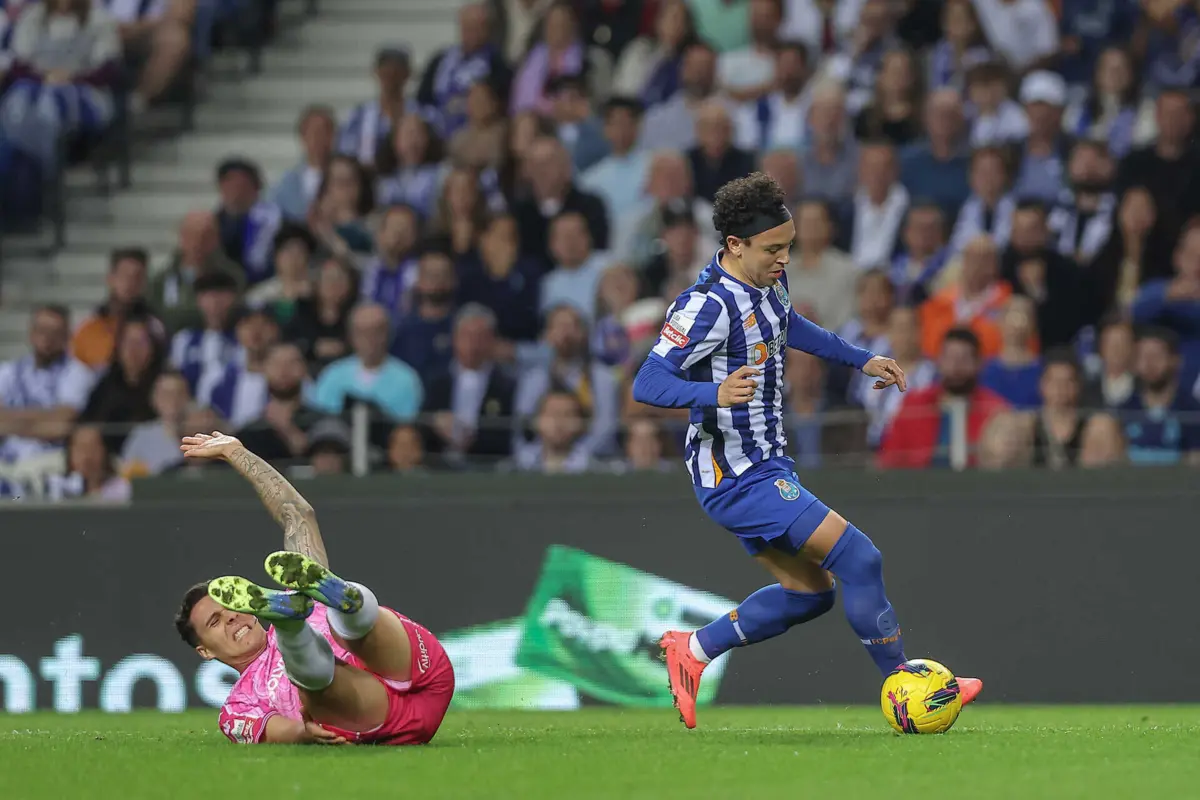 Pedro Amaral caiu agarrado à coxa direita antes de Pepê parar a jogada