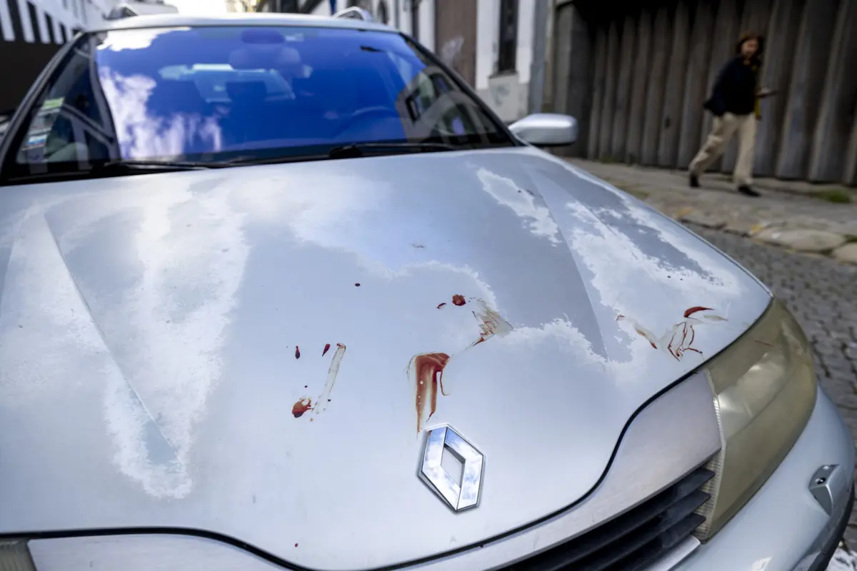 Vestígios de sangue após um esfaqueamento no Porto