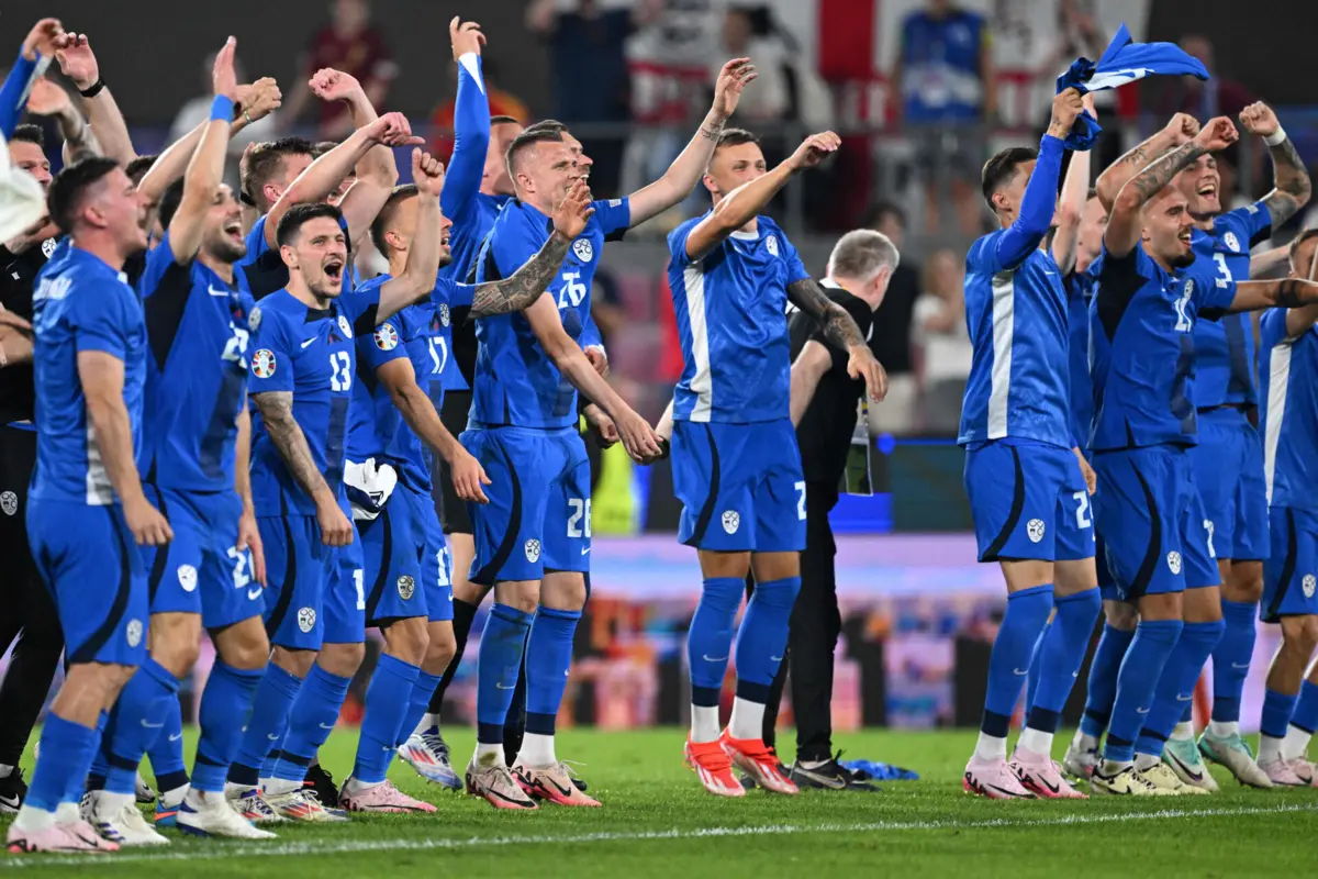 A seleção de futebol da Eslovénia está pela primeira vez na fase a eliminar de uma grande competição