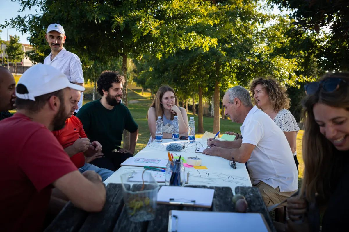 A programação nasce de um trabalho de escuta iniciado em 2024, com oficinas, visitas e encontros com moradores e associações em cinco urbanizações