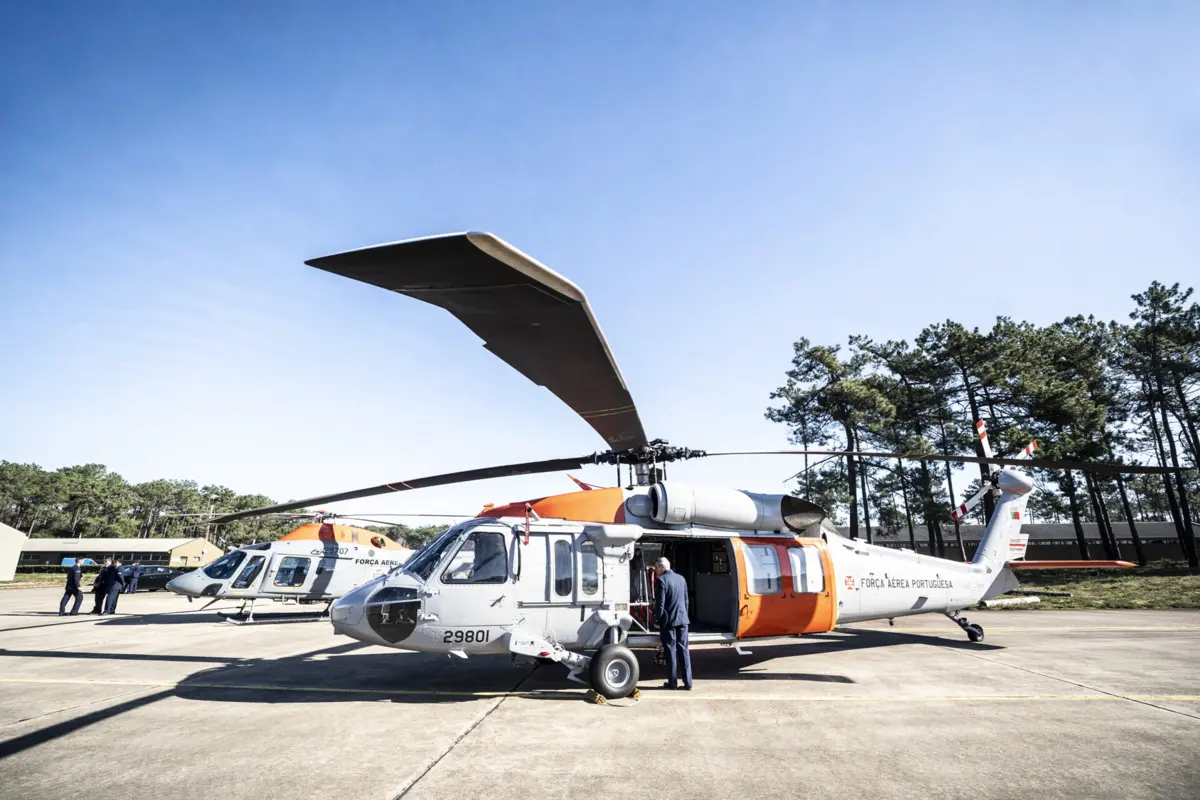 António Costa, que não prestou declarações aos jornalistas, lembrou na cerimónia que os 11 novos meios aéreos representam um investimento de 70 milhoes de euros