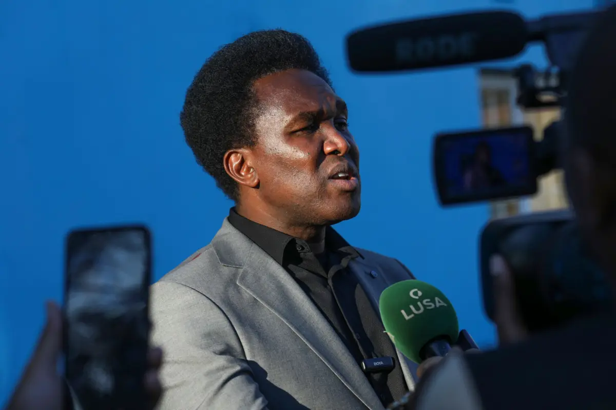 “Eu só posso dizer que foi realmente uma grande pena, que eu considero-o, digamos, um pai, um irmão”, afirmou Venâncio Mondlane