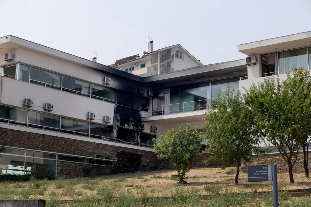 Incêndio deflagrou num quarto. Lar tinha 89 utentes.