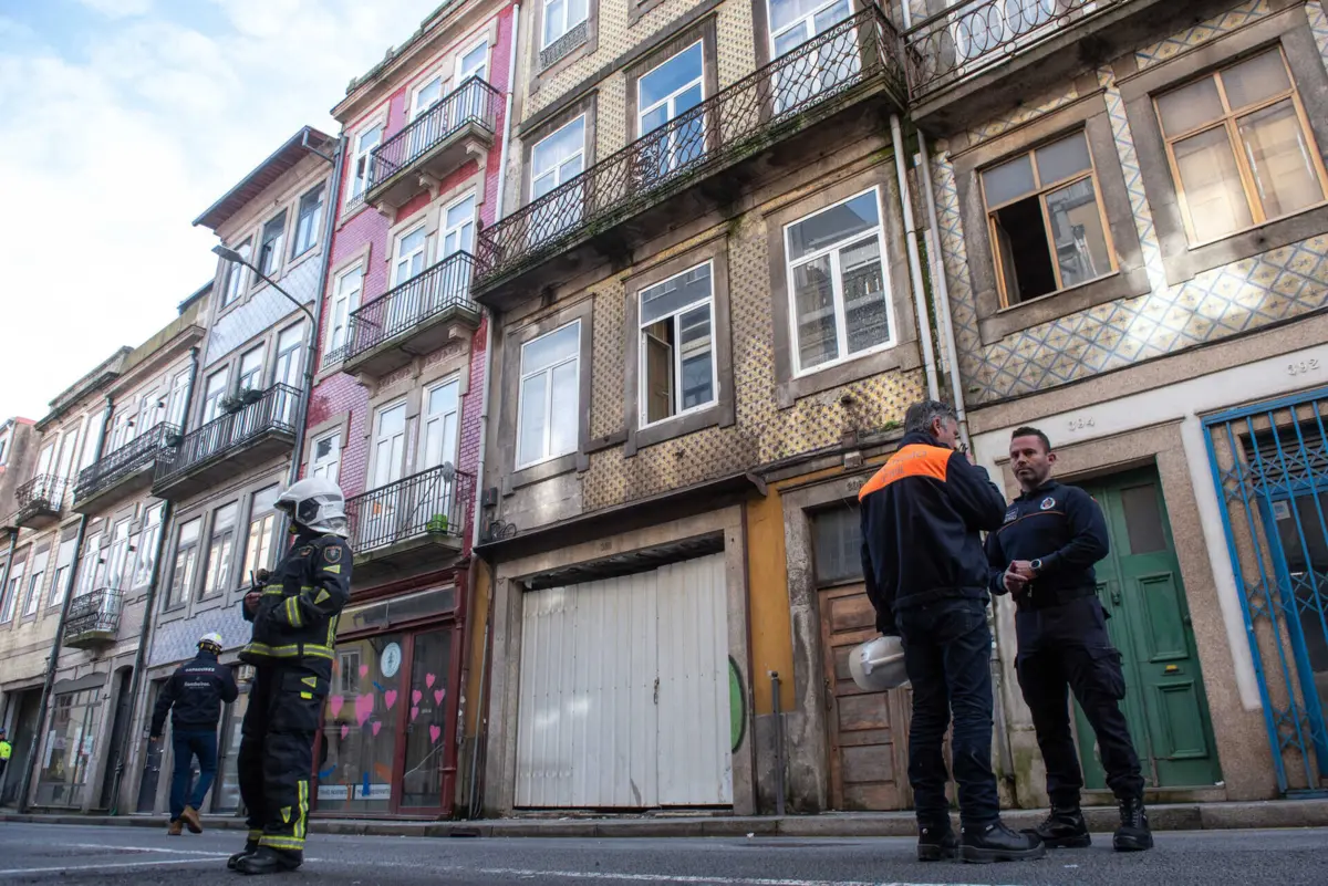 Sapadores do Porto e Proteção Civil estiveram no local