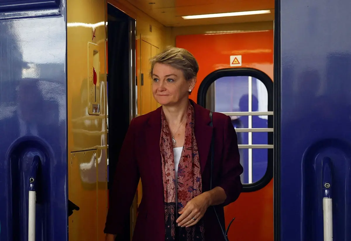 Yvette Cooper à chegada a Kiev