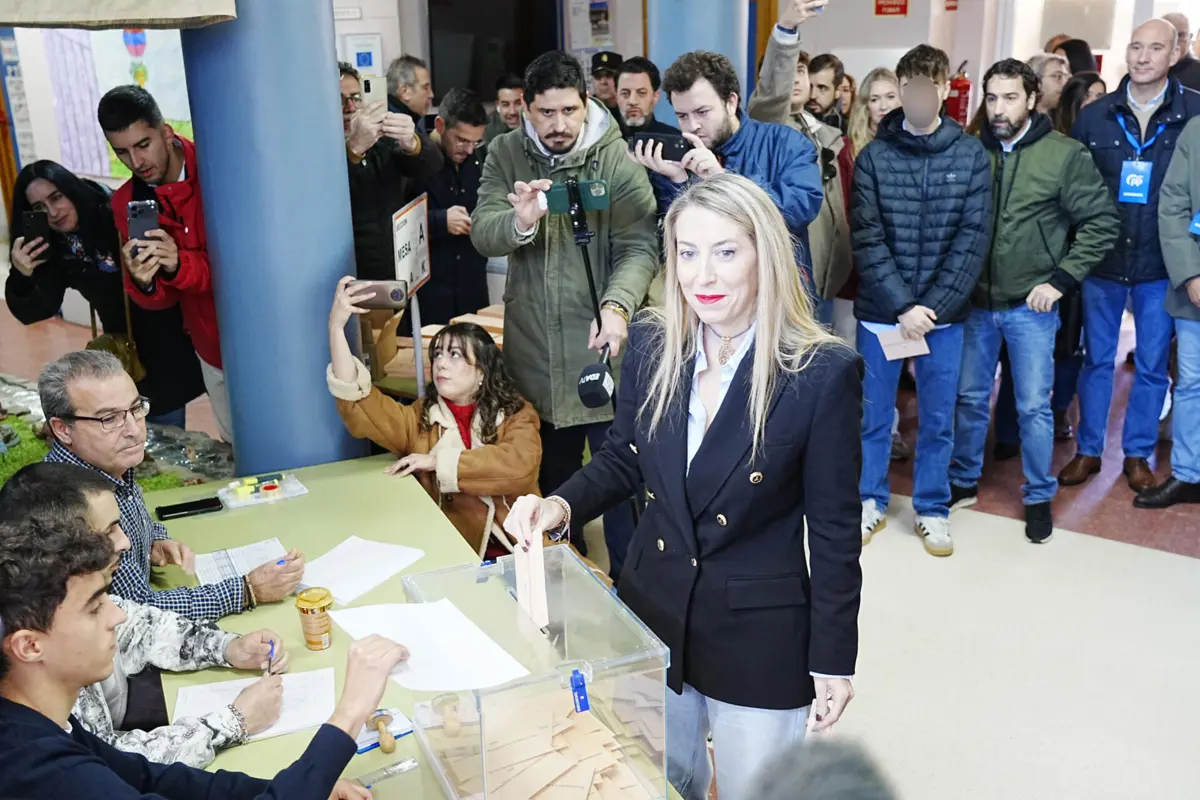 María Guardiola, presidente da Junta da Extremadura, deposita o voto numa mesa de voto durante as eleições autonómicas antecipadas deste domingo, que deram a vitória ao Partido Popular