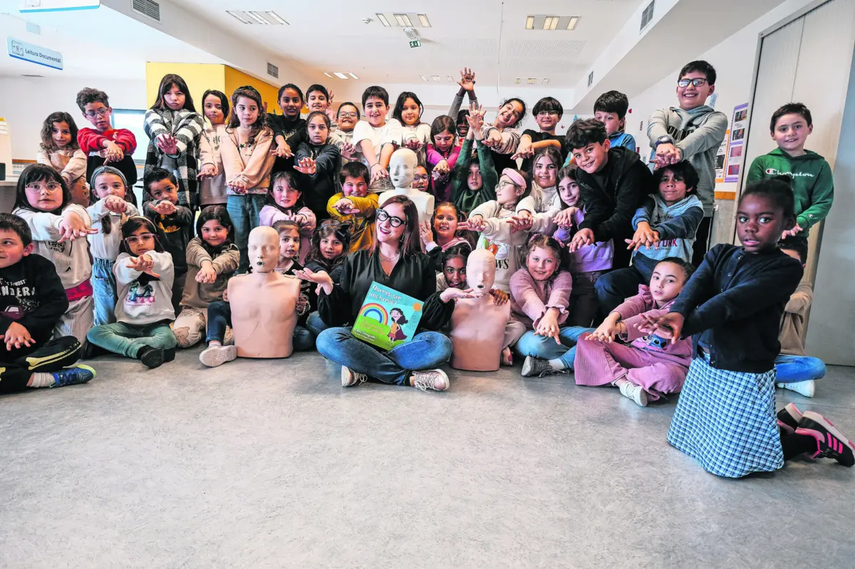 "Queres ser um herói" é o título do livro que a enfermeira leva às escolas.