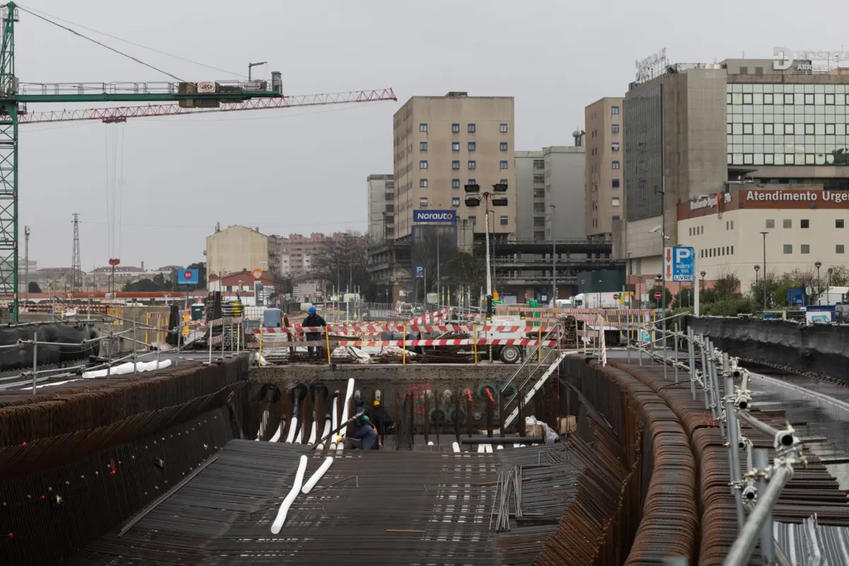 Obras da Linha Rubi junto ao ArrábidaShopping, em Gaia