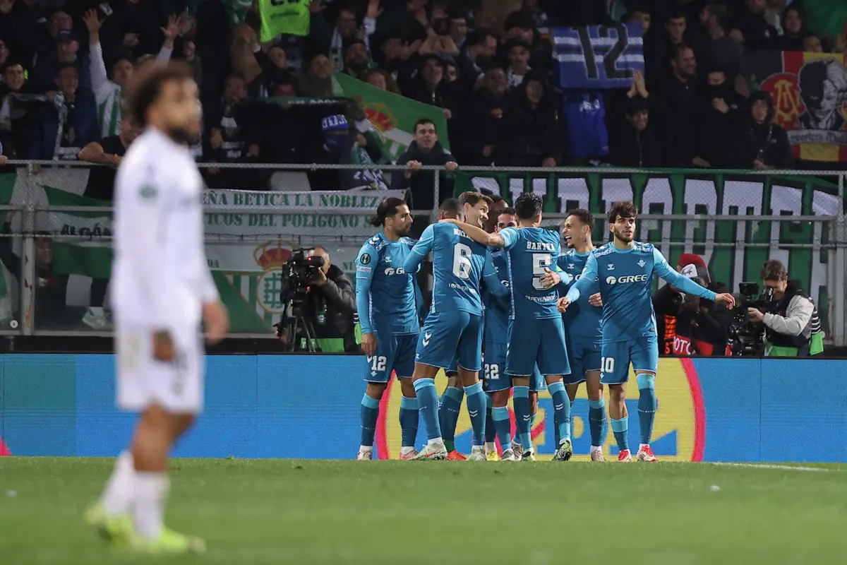 Desalento de Telmo Arcanjo, após o golo de Isco que fechou a goleada do Bétis no palco vimaranense