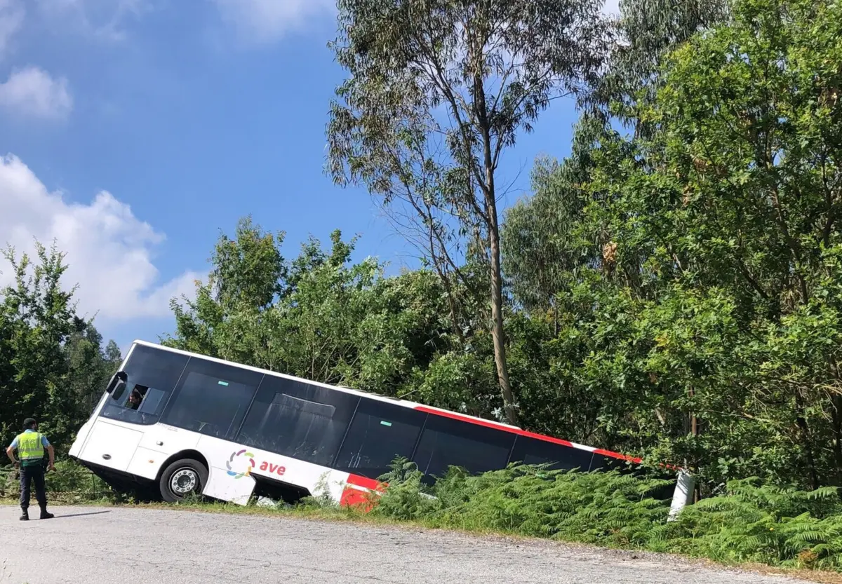Imagem de contexto do artigo Motorista salta de autocarro em despiste na Póvoa de Lanhoso