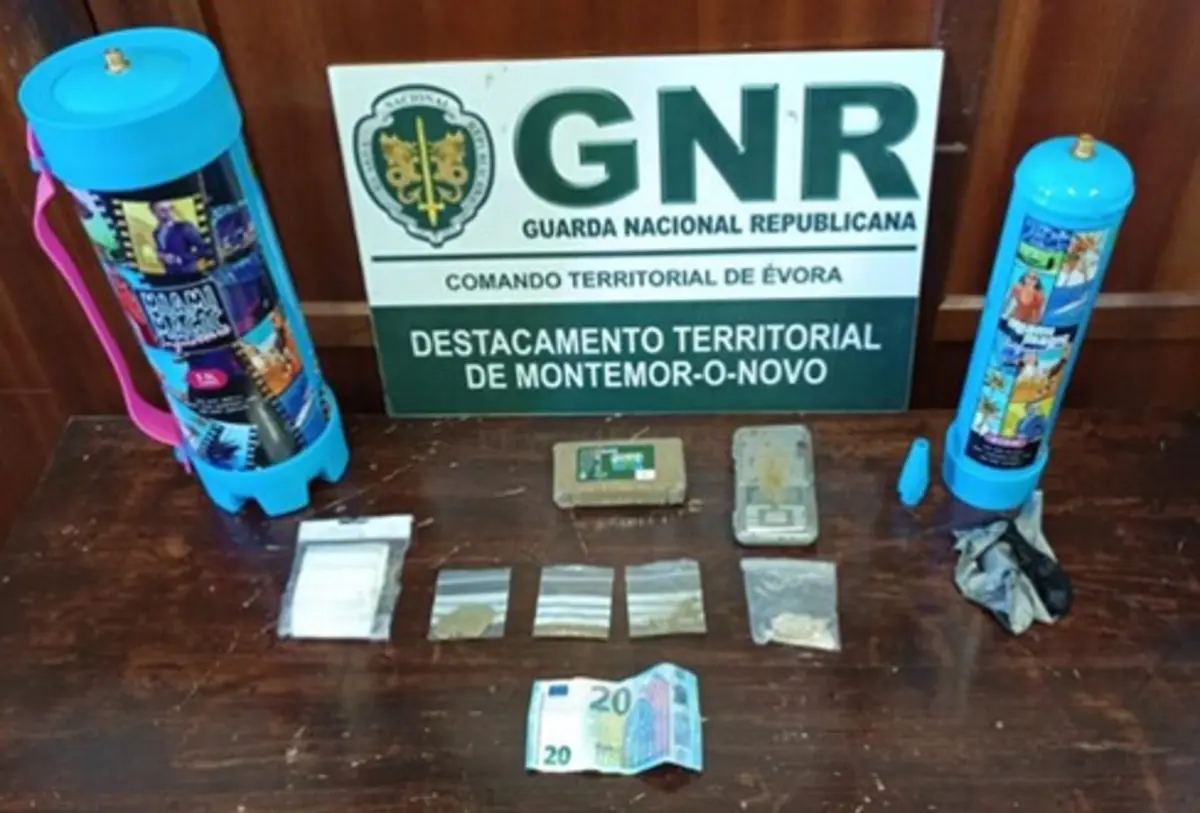 Jovem detido por tráfico de droga tinha haxixe, MDMA e óxido nitroso.