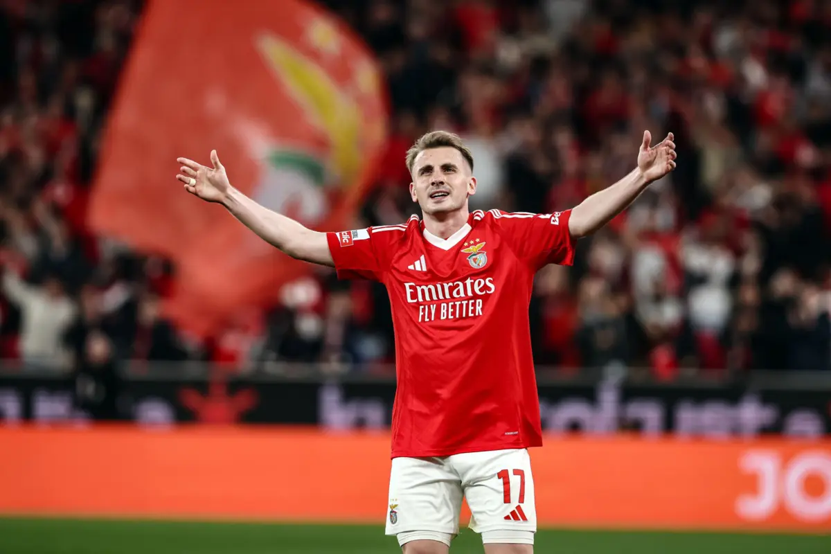 Akturkoglu bisou frente ao Farense