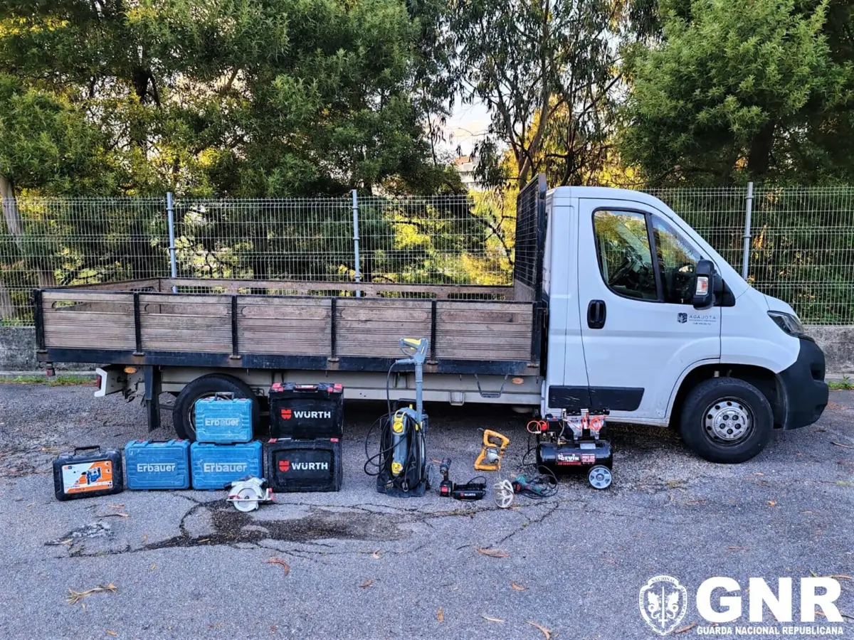 Viatura foi recuperada momentos após o crime