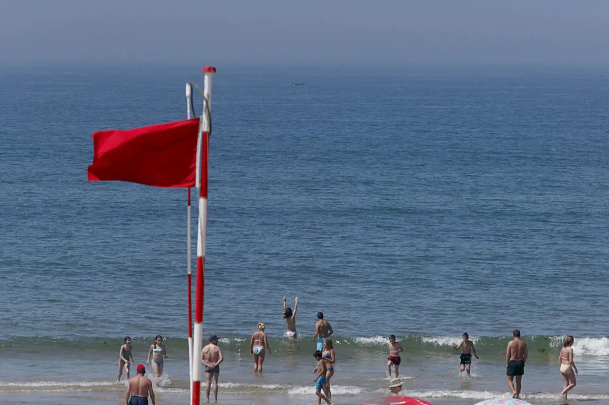 Imagem de contexto do artigo Praia da Azarujinha em Cascais interditada a banhos
