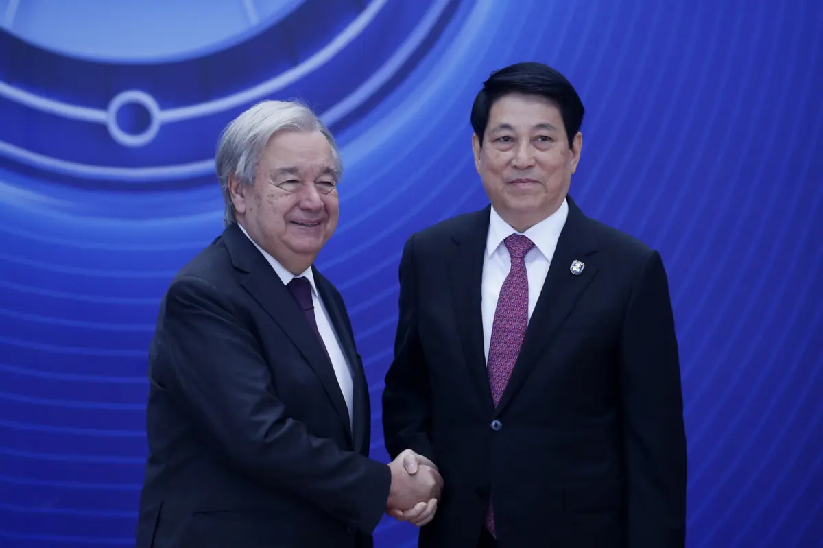 O presidente do Vietname, Luong Cuong, e o secretário-geral da ONU, António Guterres, cumprimentam-se antes da assinatura da Convenção das Nações Unidas contra o Cibercrime, em Hanói