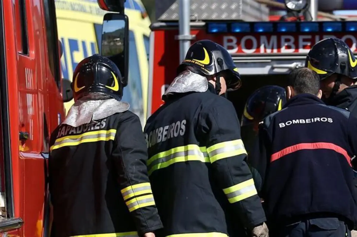 Imagem de contexto do artigo Cinco bombeiros assistidos no combate a incêndio em fábrica de congelação