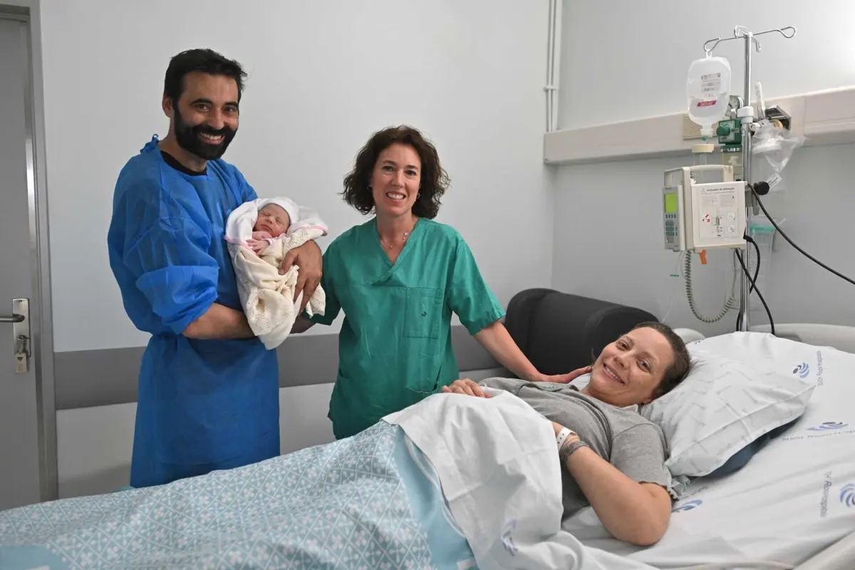 Rui assistiu ao parto da filha Maria. A mãe, Elisabete, teve ajuda da enfermeira parteira Carla Teles