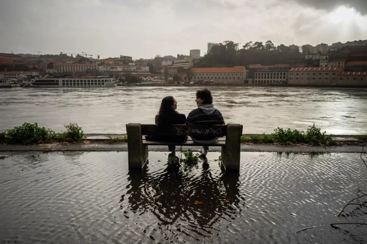 Fúria das águas do rio Douro encanta namorados