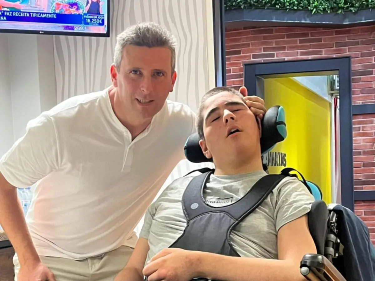 Pipinho nasceu há 18 anos com uma doença rara que não o deixa andar, ver ou falar