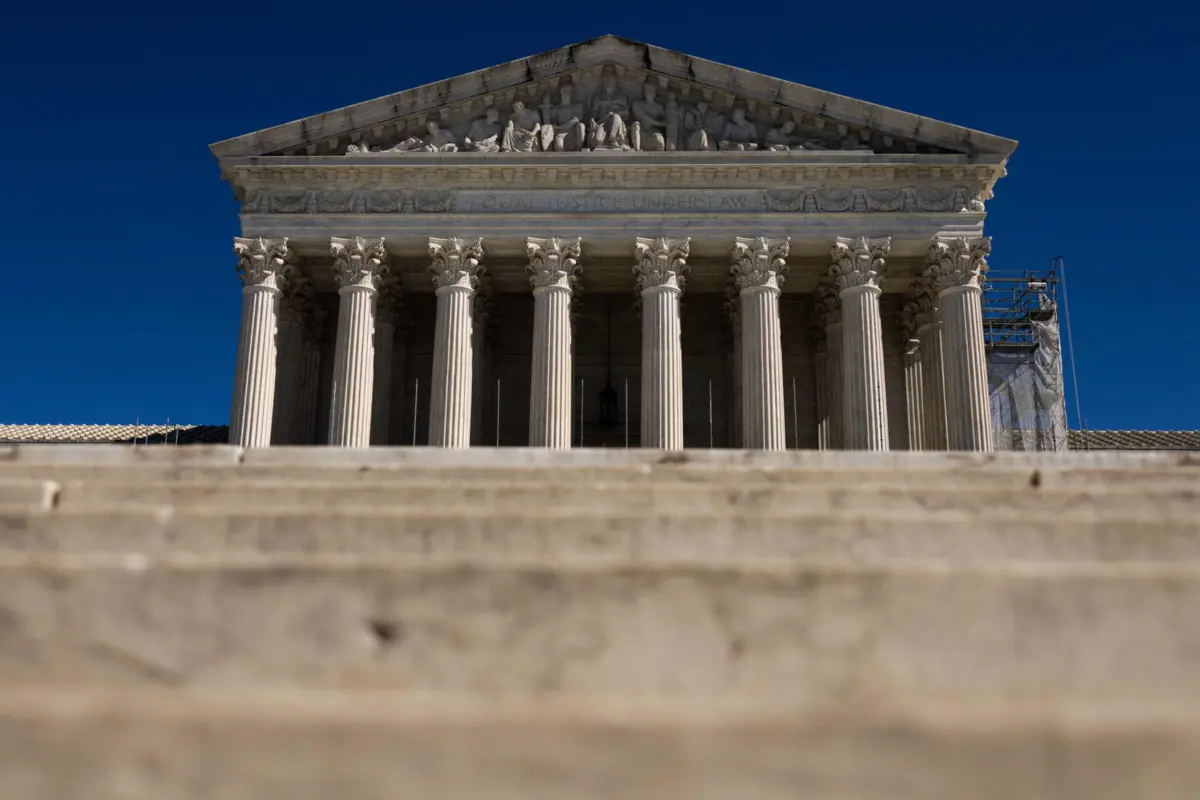 Juízes emitiram hoje uma deliberação de emergência favorável a venezuelanos acusados de serem membros de gangues, designação que o executivo defende permitir a sua remoção rápida dos Est