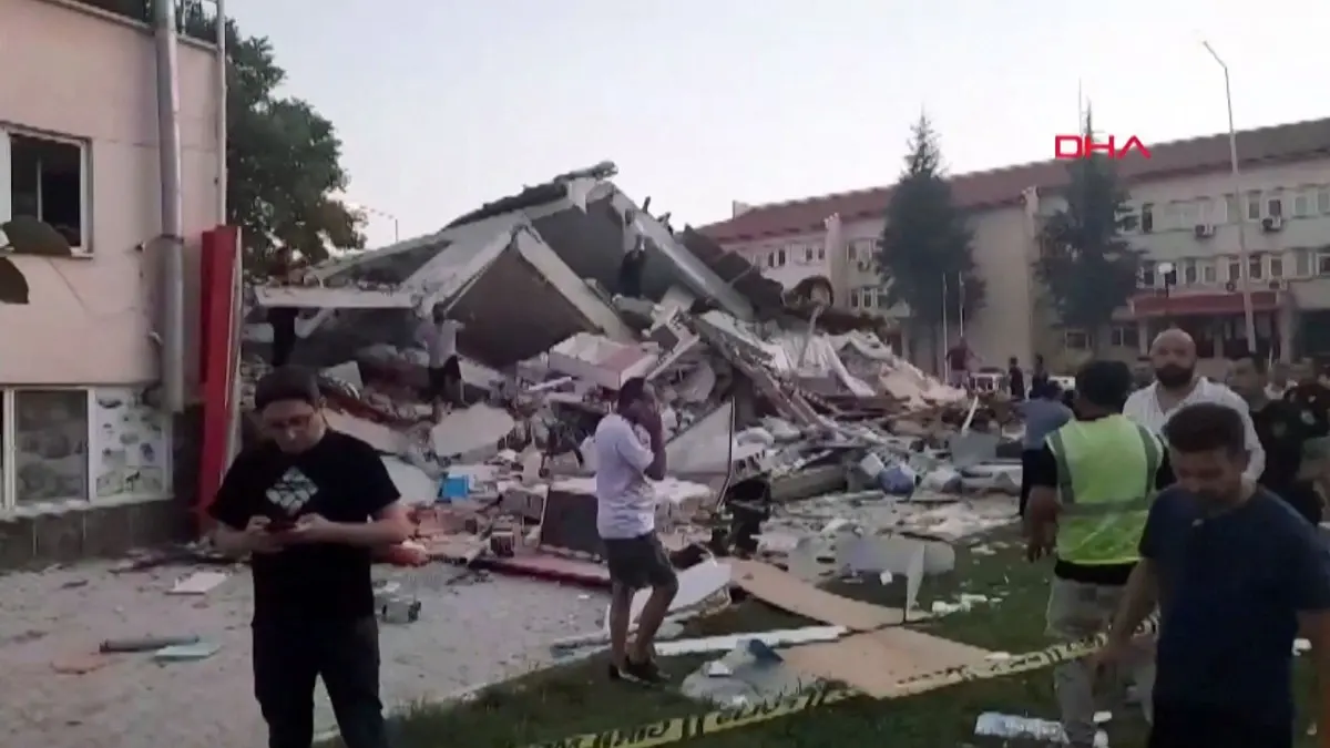 O sismo provocou o colapso de vários edifícios na cidade de Balikesir