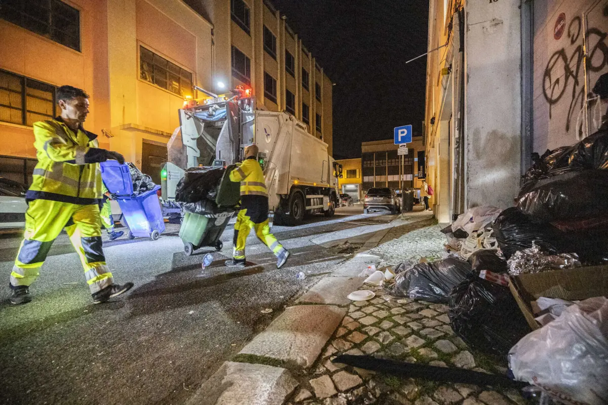 Foi decretada a realização de 71 circuitos de recolha de lixo, cerca de um terço do trabalho de um dia normal