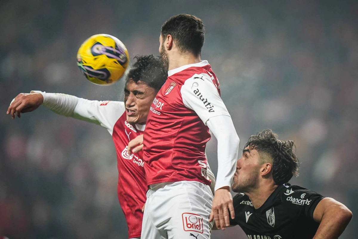 Vítor Carvalho, Abel Ruiz e Jorge Fernandes num dos lances que espelham a competitividade da partida