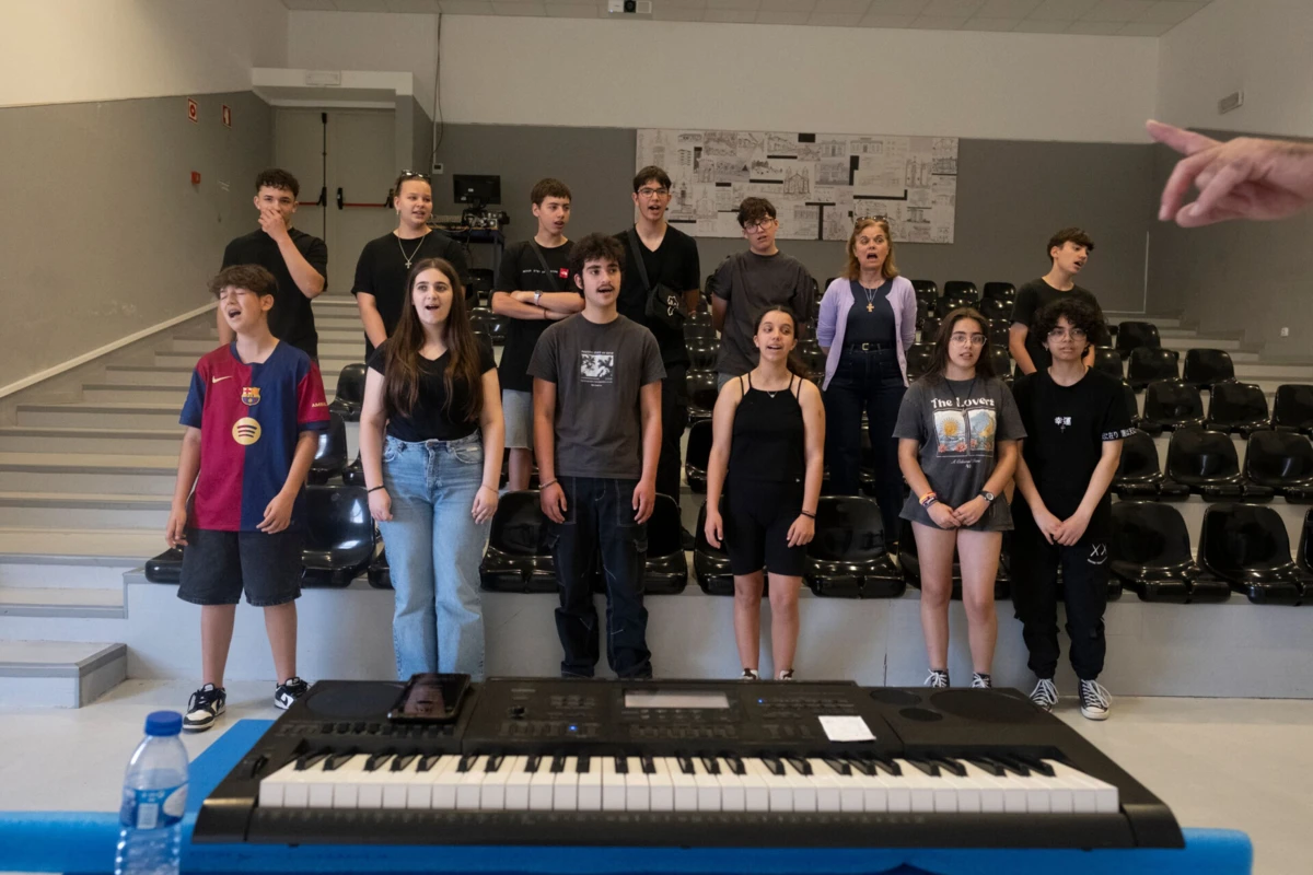 "Ama-te... pela tua saúde", cantam em uníssono os alunos