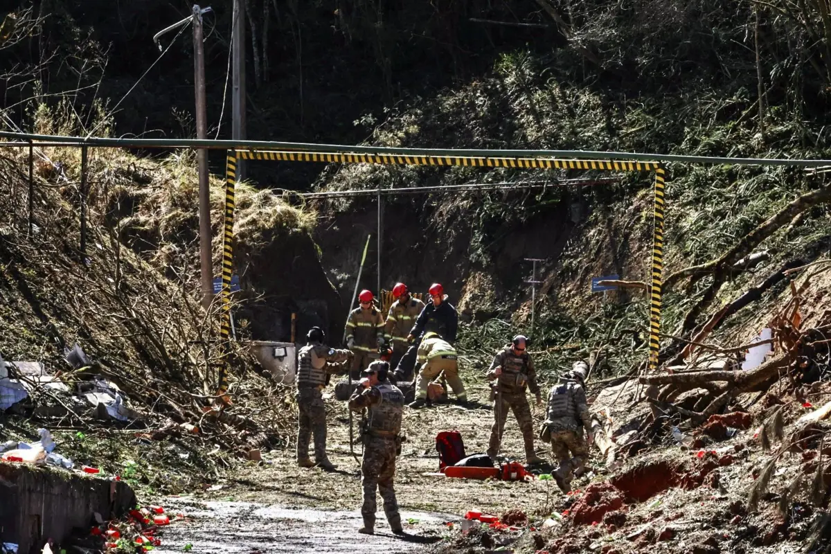 Imagens divulgadas pelos bombeiros mostram o terreno coberto de destroços
