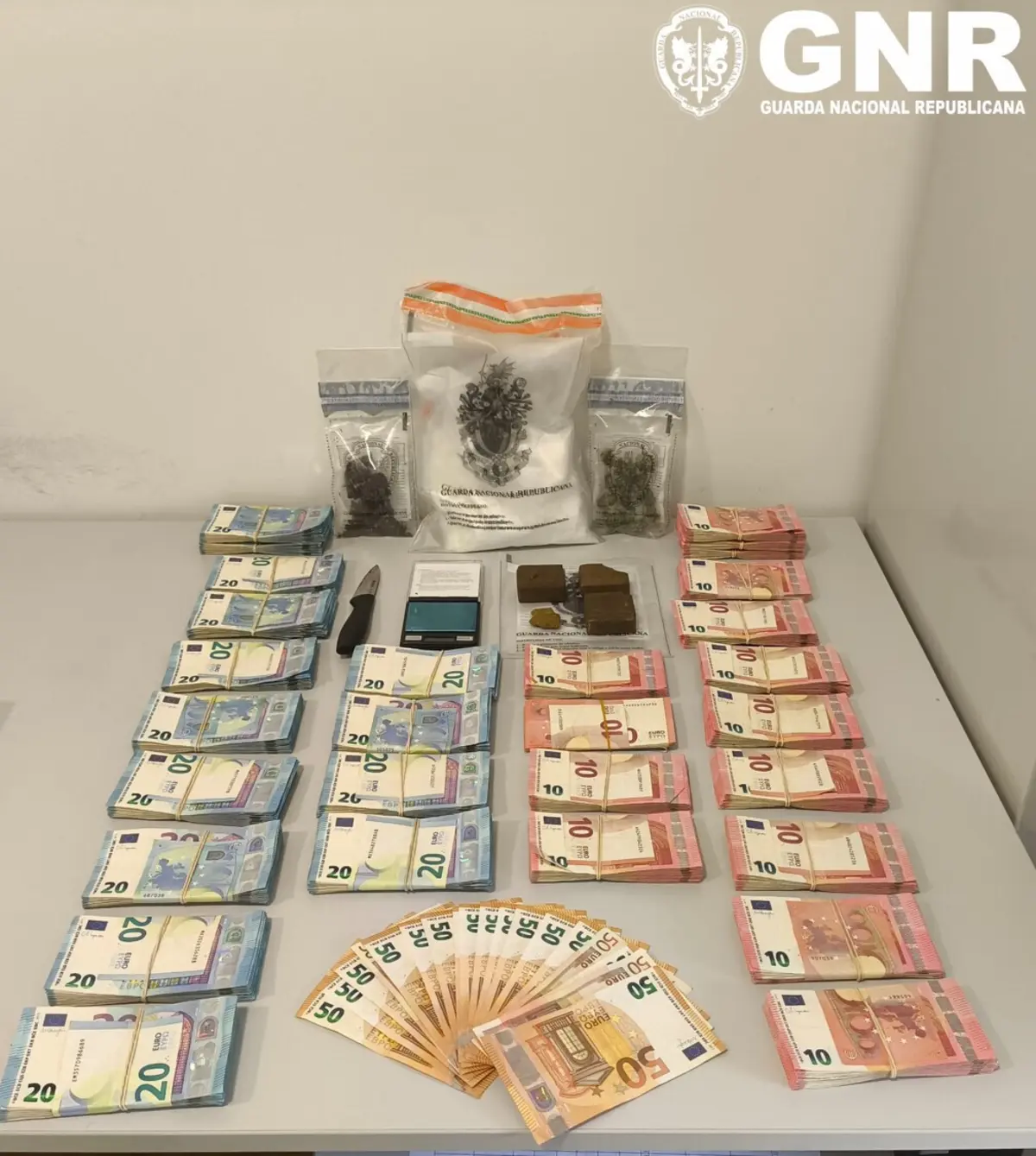 GNR deteve homem e apreendeu droga e mais de 21 mil euros
